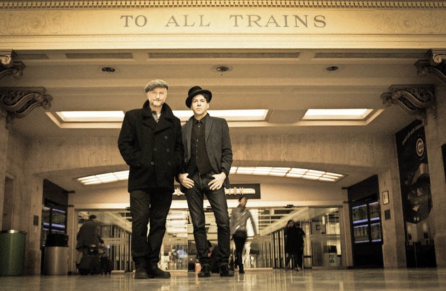 Billy Bragg und Joe Henry  (von links) in der Chicago Union Station   | Foto: Promo