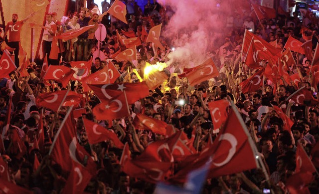 Freudenfest mit Flaggen und Pyrotechnik nach dem gescheiterten Putsch in Ankara   | Foto: dpa