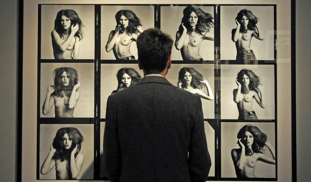 Ein Mann  betrachtet Fotos der nackten Uschi Obermaier.   | Foto: DPA