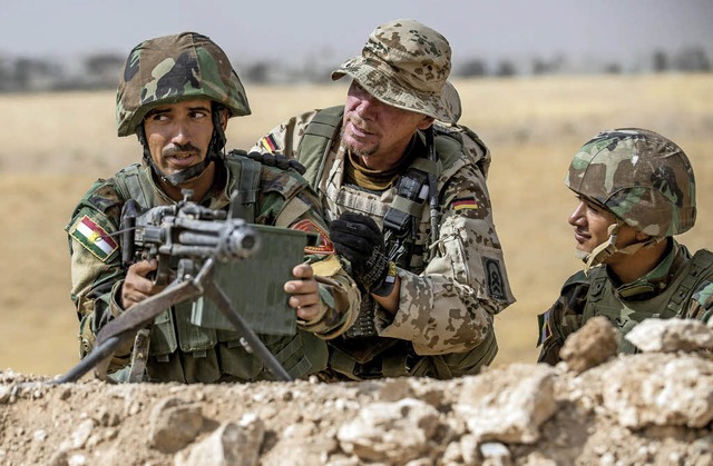 Kurdische Peschmerga mit Bundeswehrausbilder im Irak   | Foto: dpa