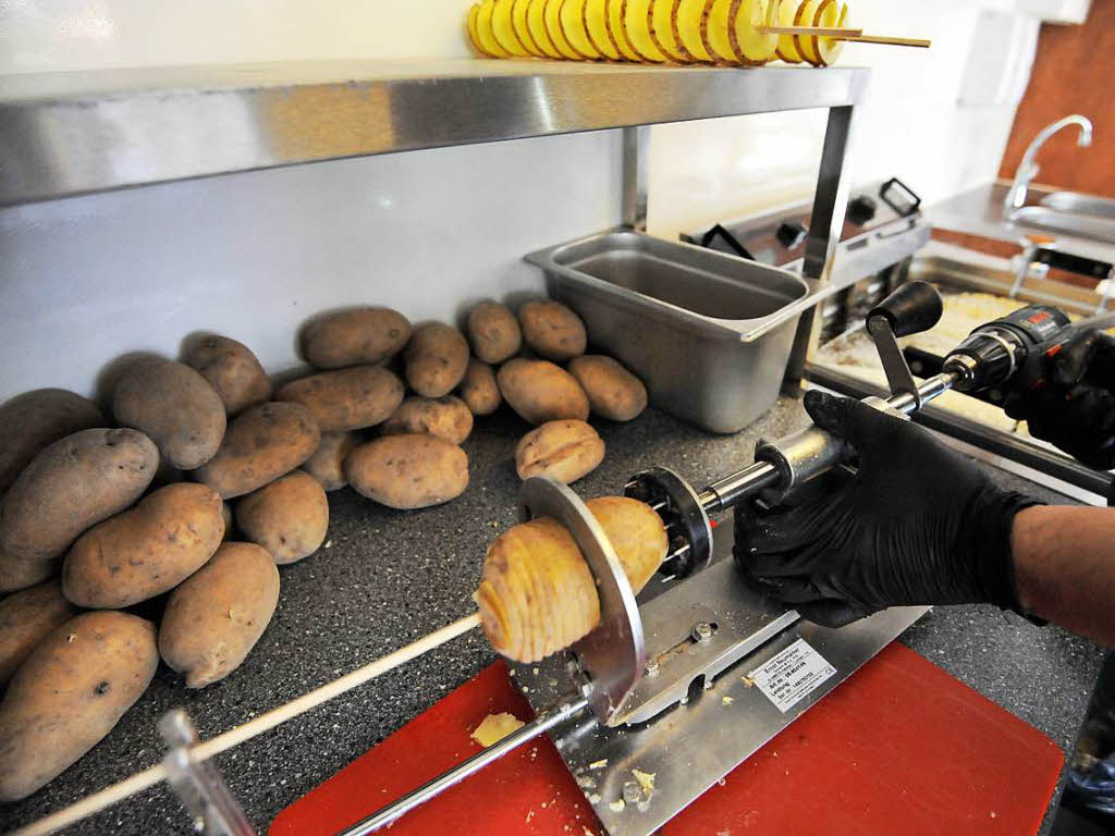 Mit dem Akkuschrauber geht's schneller, Kartoffeln wie Rettiche zu schneiden, bevor sie in die Friteuse kommen