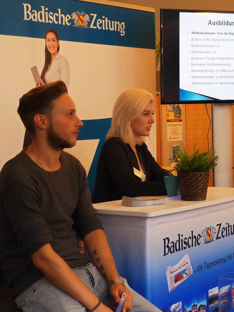 Die beiden BZ-Azubis Fabio und Rebecca stellten den Schlern ihren Beruf vor: Medienkauffrau/-mann Digital und Print.