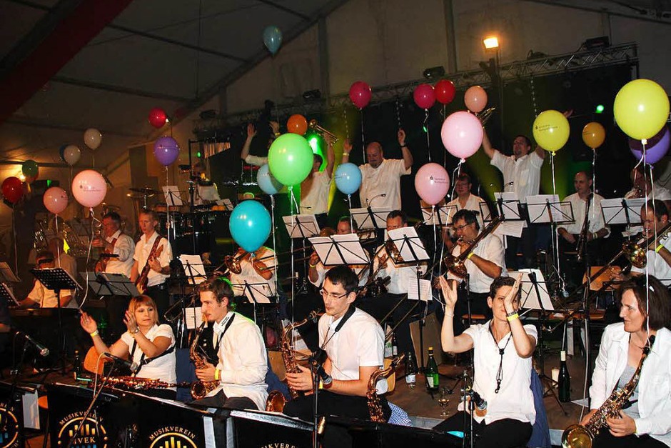 Der Musikverein Efringen-Kirchen sorgte am Winzerfestsamstag wieder für ein tolles Programm. (Foto: Reinhard Cremer) Der Musikverein Efringen-Kirchen sorgte am Winzerfestsamstag wieder für ein tolles Programm. (Foto: Reinhard Cremer)
