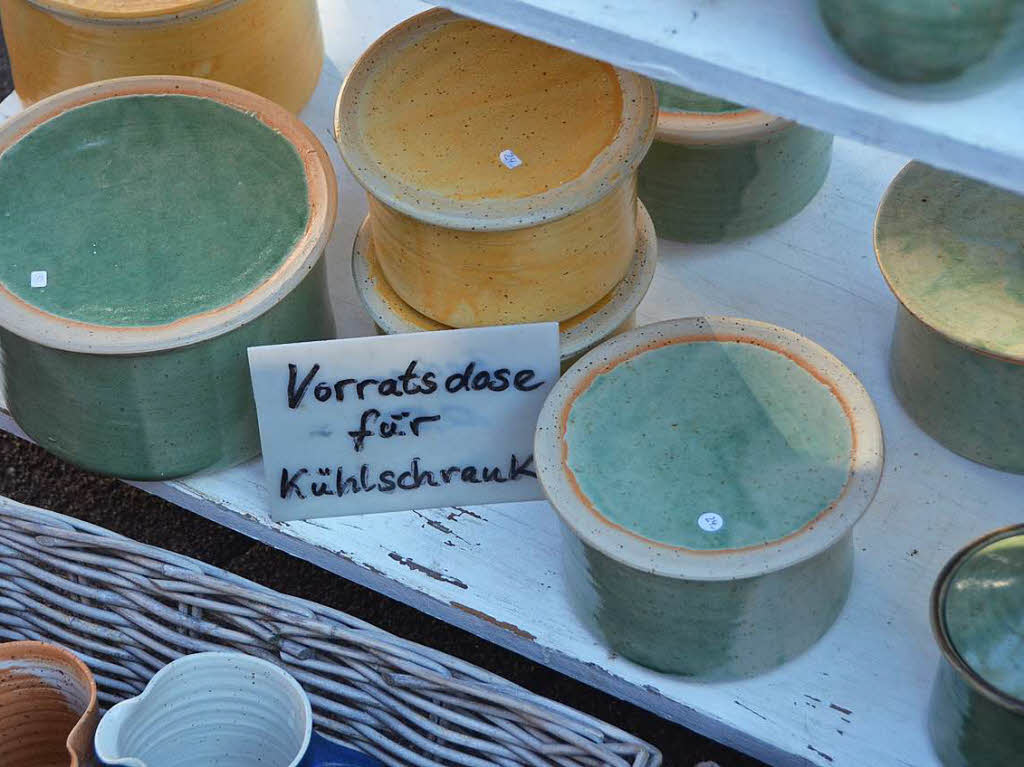 49 Keramiker aus ganz Deutschland sowie aus Nachbarlndern bieten auf dem Kanderner Tpfer- und Keramik Vielfalt, hohe Qualitt und fr Besucher – die Qual der Wahl.