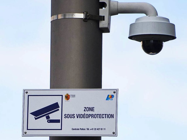 Ein Schild in Genf weist auf Videober...t weitere Befugnisse erhalten sollten.  | Foto: dpa