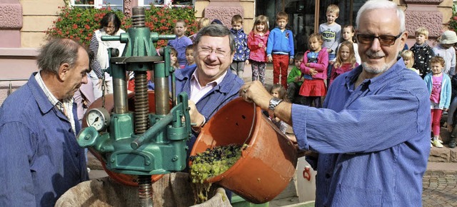 Gut an der Trotte (von links): WG-Aufs...ng auf dem Herbolzheimer Rathausplatz   | Foto: Schnabl