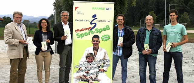 Ortsvorsteher Karl Siefert (von links)...eue Sport-Spa-Broschre vorgestellt.   | Foto: stadt