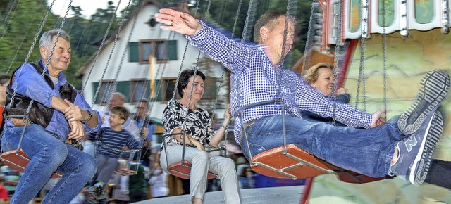 Flugstunde bei der Einweihungsfeier: O...ratt (vorne) auf dem Kettenkarussell.   | Foto: Olaf MIchel