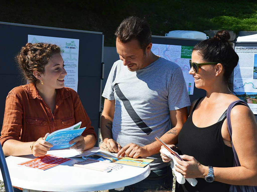 Audrey Dmurg (links) von der IBA erluterte das Rheinuferrundweg-Projekt am Infostand beim Museumspavillon.