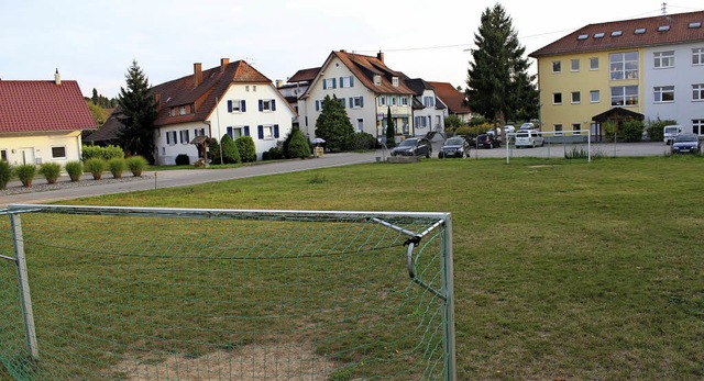Wo jetzt noch der Bolzplatz sich an da...ein neuer Kindergarten gebaut werden.   | Foto: mario schneberg