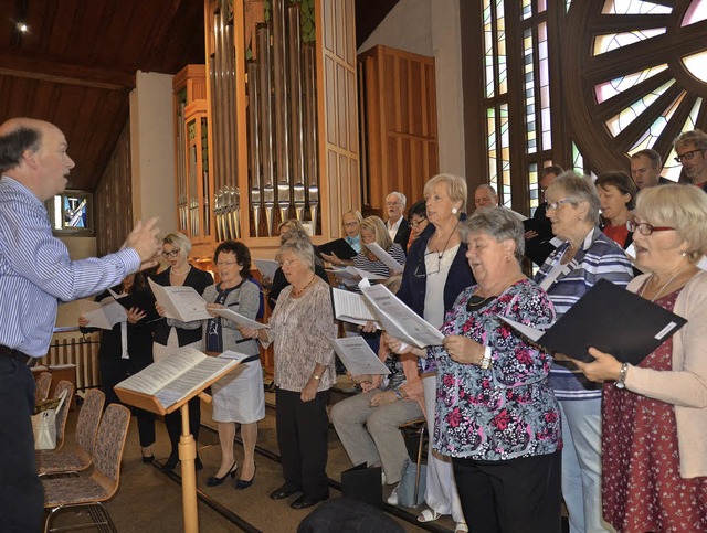 Der Kirchenchor gestaltete unter der L...st der Pfarrgemeinde St. Michael mit.   | Foto: Martina Weber-Kroker