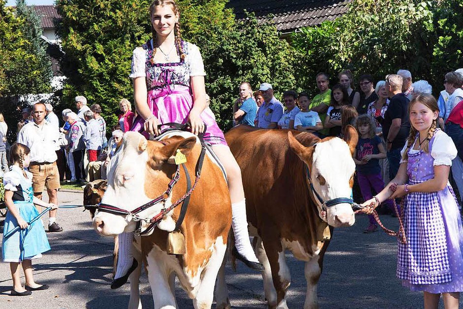 Traditionell sind beim Erntedankumzug in Berau prachtvoll gestaltete Wagen und liebevoll kostümierte Fußgruppen zu sehen. (Foto: Chris Seifried) Traditionell sind beim Erntedankumzug in Berau prachtvoll gestaltete Wagen und liebevoll kostümierte Fußgruppen zu sehen. (Foto: Chris Seifried)