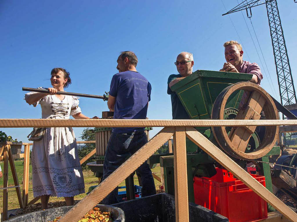 Traditionell sind beim Erntedankumzug in Berau prachtvoll gestaltete Wagen und liebevoll kostmierte Fugruppen zu sehen.