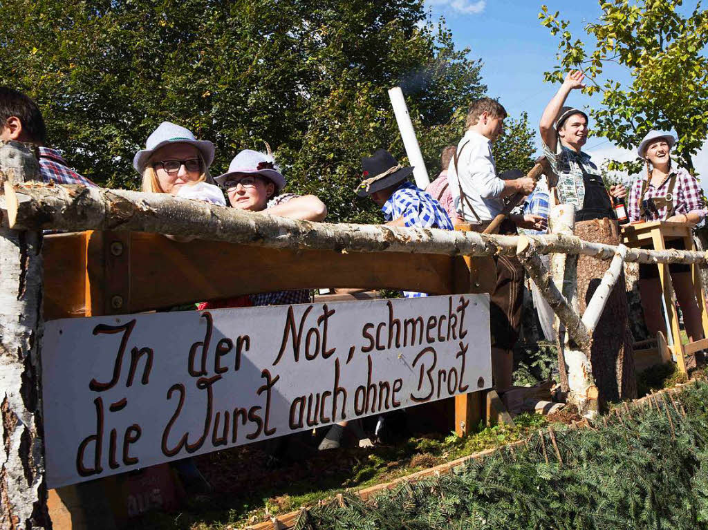 Traditionell sind beim Erntedankumzug in Berau prachtvoll gestaltete Wagen und liebevoll kostmierte Fugruppen zu sehen.