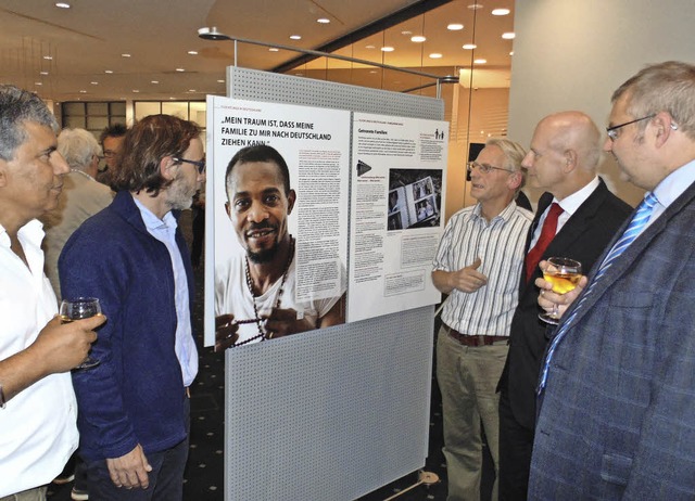 Arun Veer (von links)  vom multikultur...betrachten gemeinsam die Ausstellung.   | Foto: Michael Gottstein