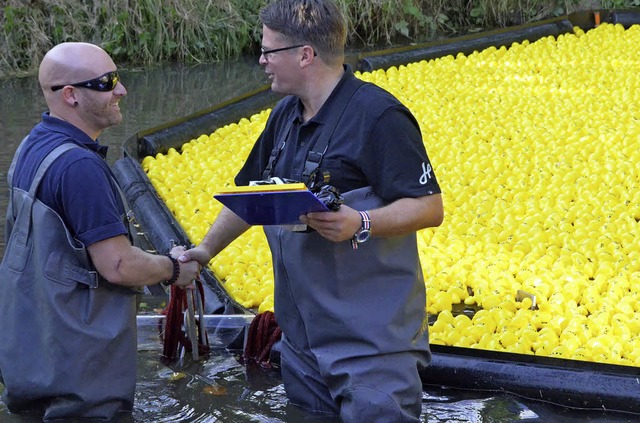 Geschafft! Daniel Nordmann und Karsten...ie Sieger der Entenregatta ermittelt.   | Foto: Senf