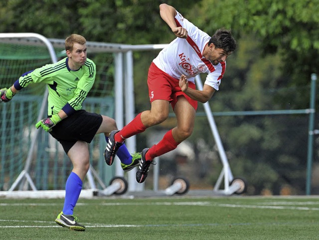 Neustadts Torhter holt zum Abschlag a... fr die Reserve der Rothosen abhebt.   | Foto: scheu