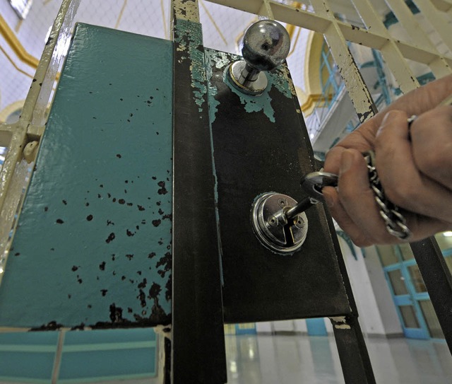 Auch hinter den  Gittern des Strafvollzugs wird gearbeitet.  | Foto: dpa