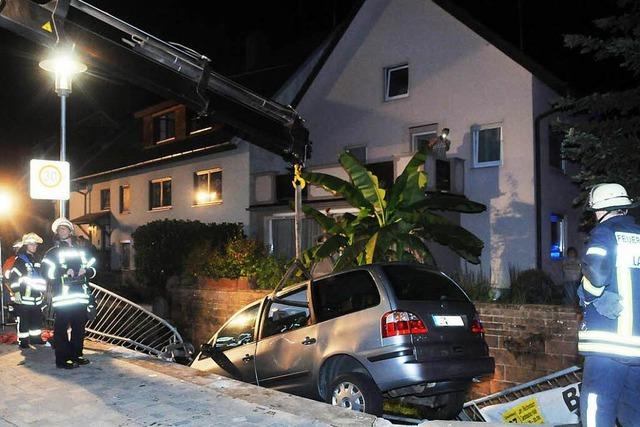 Auto landet nach missglcktem berholen in einem Bach – Passanten befreien Schwerverletzten