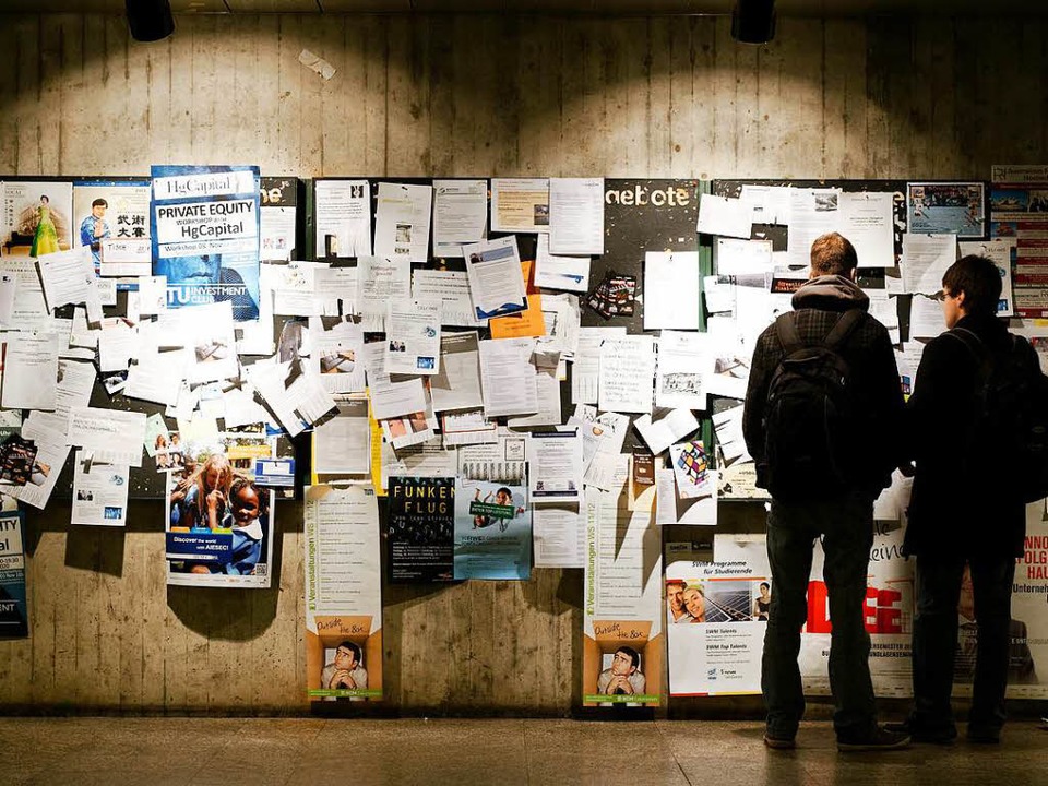 Studenten schauen auf ein Schwarzes Br...suche aufgehangen werden (Symbolbild).  | Foto: Peter Kneffel