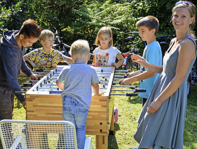Gastgeber und Gste haben Spa am Tischkicker-Spiel.   | Foto: Hanno Mller