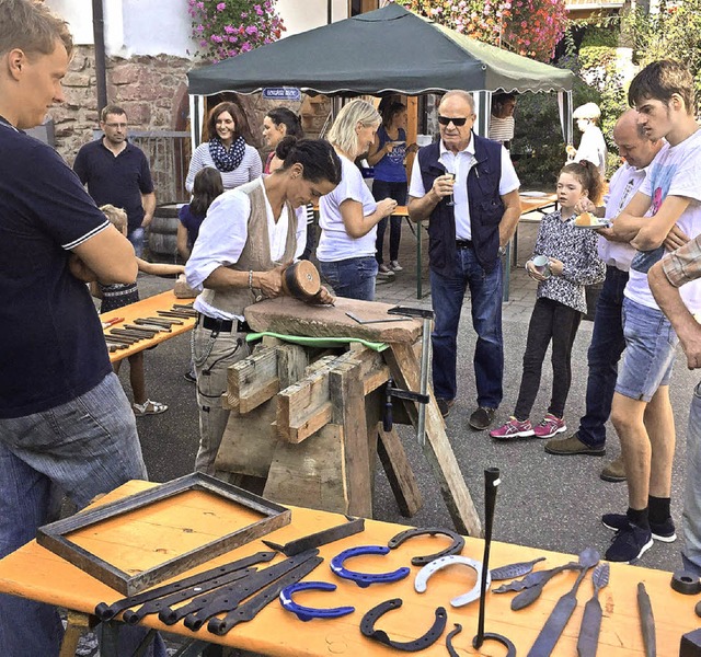 Steinmetzin Martina Neubert bei der Arbeit   | Foto: werner Schnabl