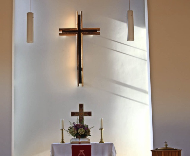 Die Altarwand ist nicht mehr kahl &#82... Blickfang in der Prlat-Hebel-Kirche.  | Foto: Schwarz-Schindler