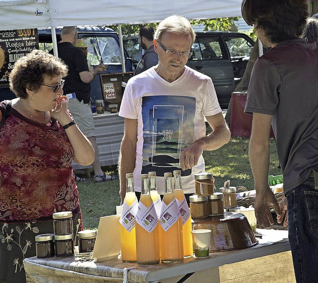 Diverse Produkte aus der Region dies- ...ieen sich beim Bauernmarkt entdecken.  | Foto: Volker Mnch