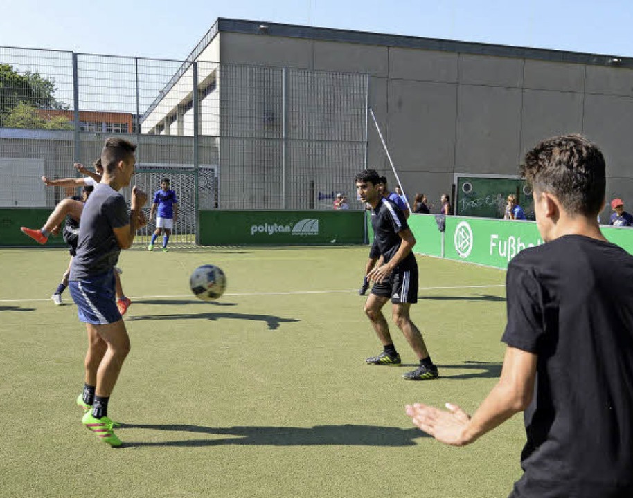 Voll dabei: Die Fuballer auf dem Socc...it mit vielen Requisiten illustrieren.  | Foto: Rita Eggstein