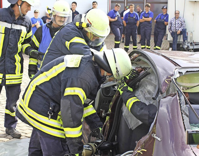 So werden Fahrzeuginsassen nach einem Autounfall gerettet.   | Foto: brichta