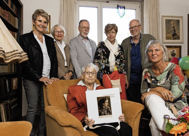 Helga Bauer, Brnhild Zinger, Volker u...en Friedel Scholz zum 100. Geburtstag.  | Foto: Gabriele Zahn