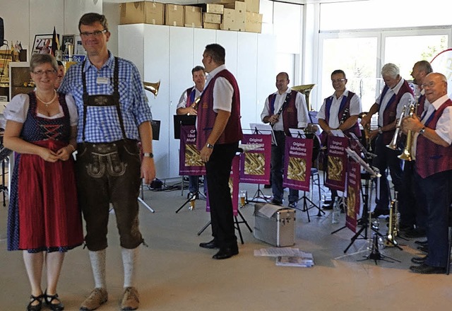 Begrten passend zum Oktoberfest-Mott...ederhose: Manuela und Michael Bhler.   | Foto: H.-J. Hege