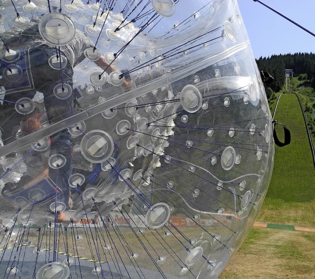 Zorbing an der Hochfirstschanze   | Foto: BZ-Archiv