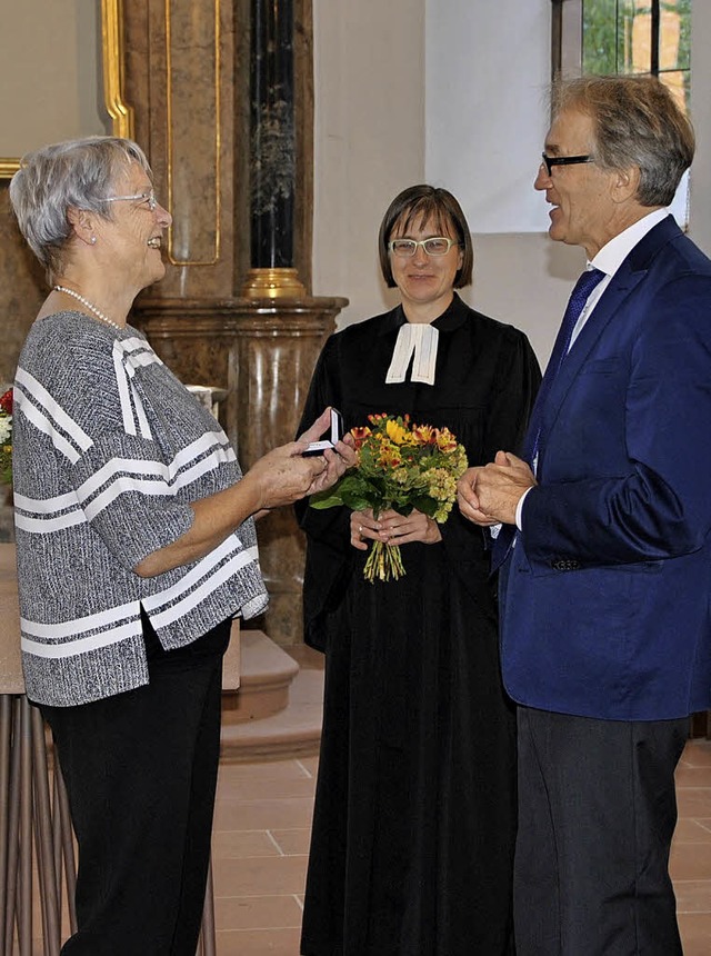 Wiebke Schmidt nimmt im Beisein von Pf...tsfhrer Albrecht Schwerer in Empfang.  | Foto: Manfred Frietsch