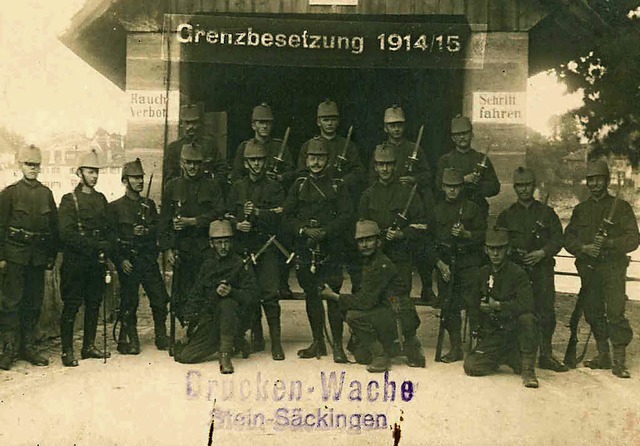 Der Grenzbergang Sckingen-Stein auf ...posierenden Grenzwchtern im Jahr 1915  | Foto: Karl Braun