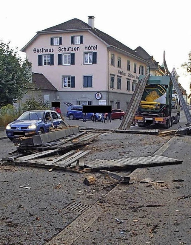 Von der zerstrten Fugngerbrcke lagen nur noch berreste auf der Strae.  | Foto: Kantonspolizei