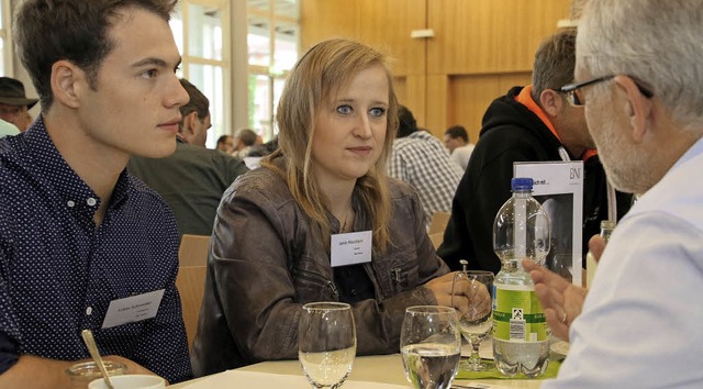 Im Gesprch (von link): Lukas Schneide...r Markgrfler aus Heitersheim, B&amp;M  | Foto: Raphael Baumann