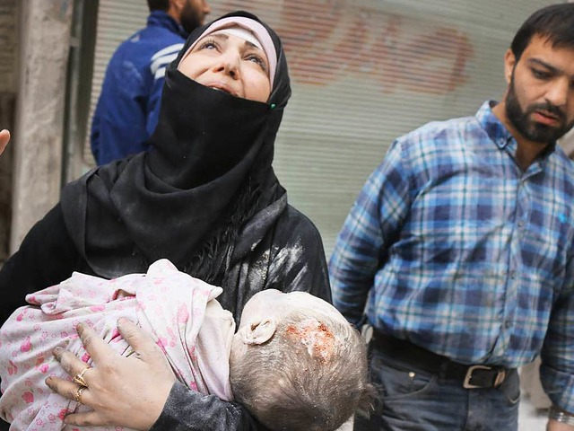 Frau mit  durch Bomben gettetem Kind in Aleppo   | Foto: dpa