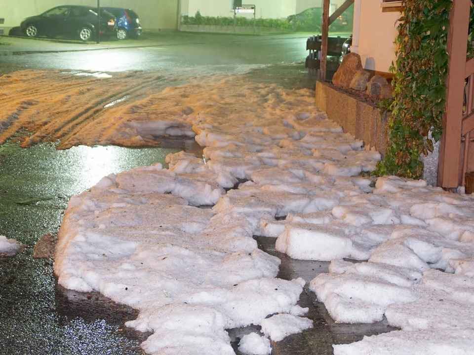 Auch in Oberflacht in Baden-W�rttember...iner Schicht von Hagelk�rnern bedeckt.  | Foto: dpa