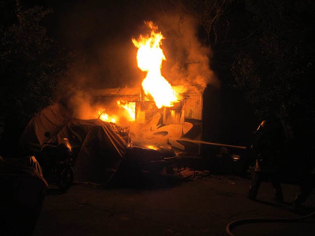 Die Flammen beschdigten auch einen neben dem Bauwagen abgestellten Oldtimer.  | Foto: Polizei RM