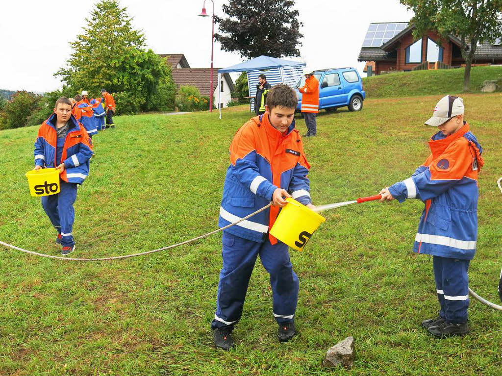 Beim Schwalbenweg galt es, Wasser aus einem D-Rohr in einem Eimer zu füllen und über weitere Eimer bis hin zu einem Fass unter Zeitdruck weiterzureichen. Hier die Gruppe aus Ühlingen-Birkendorf. Beim Schwalbenweg galt es, Wasser aus einem D-Rohr in einem Eimer zu füllen und über weitere Eimer bis hin zu einem Fass unter Zeitdruck weiterzureichen. Hier die Gruppe aus Ühlingen-Birkendorf.