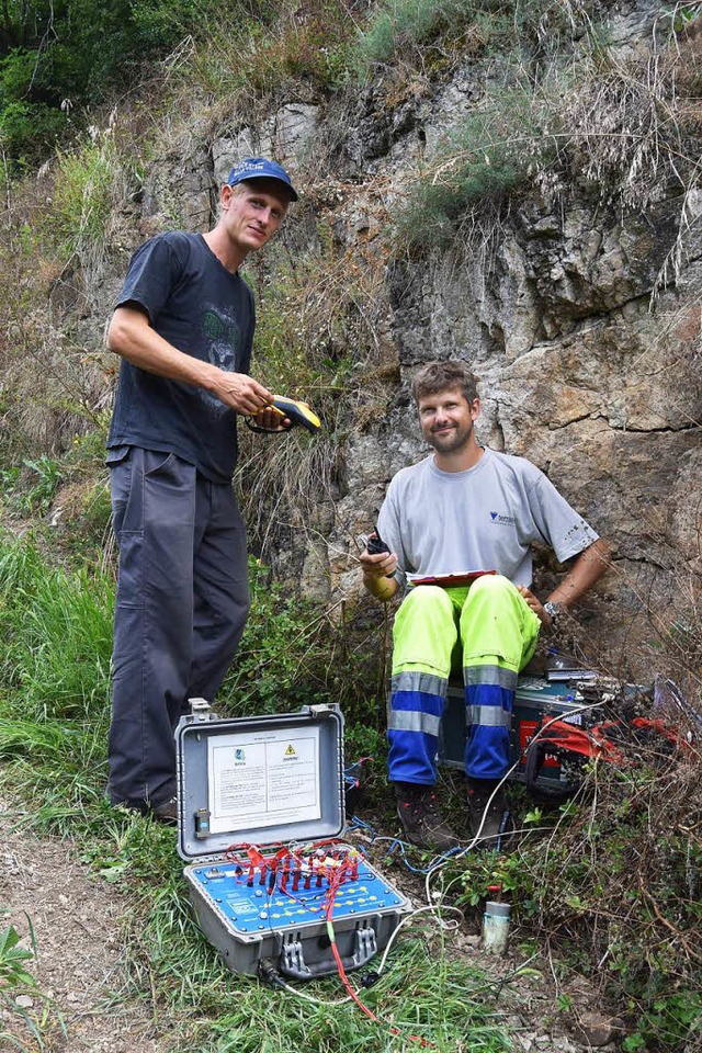 Der Geophysiker Michael Tauchnitz (rec...eophysikalischen Messungen am Badberg.  | Foto: Thomas Rhenisch