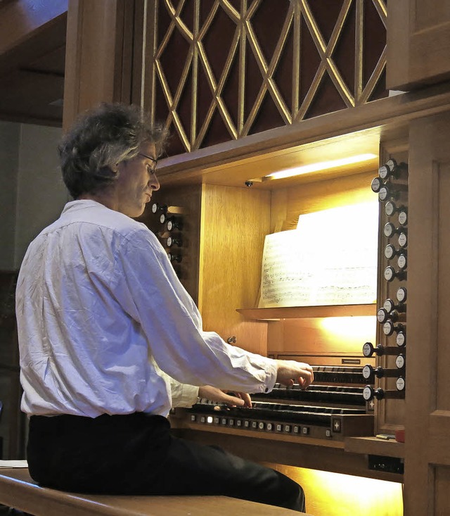 Bezirkskantor Jrn Bartels an der Orgel  | Foto: Georg Vo