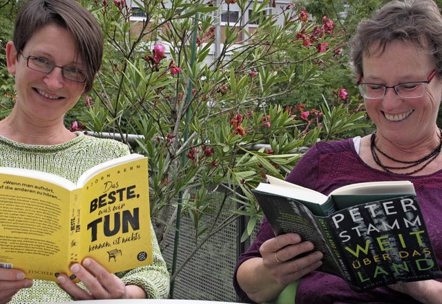 Gabriele Volk (links) und Annemarie Ka...222;Boygroup&#8220; in der Mediathek.   | Foto: Jrn Kerckhoff