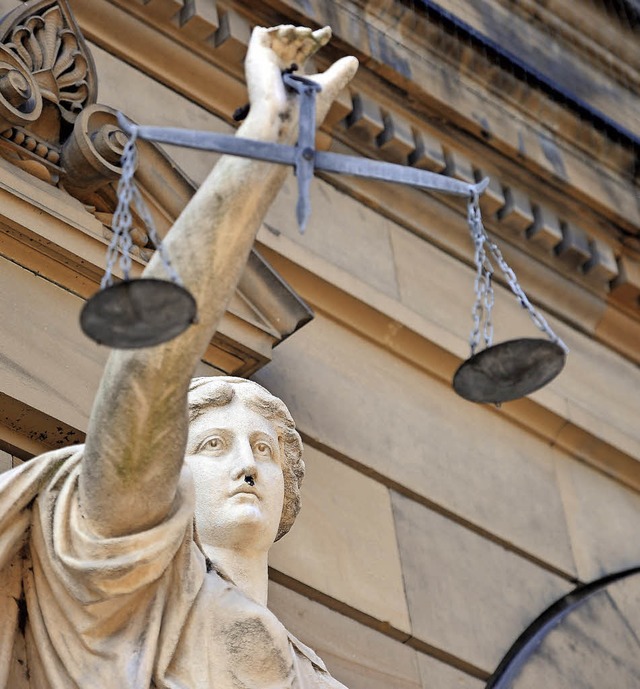 Justitia hlt die Waage   | Foto: dpa