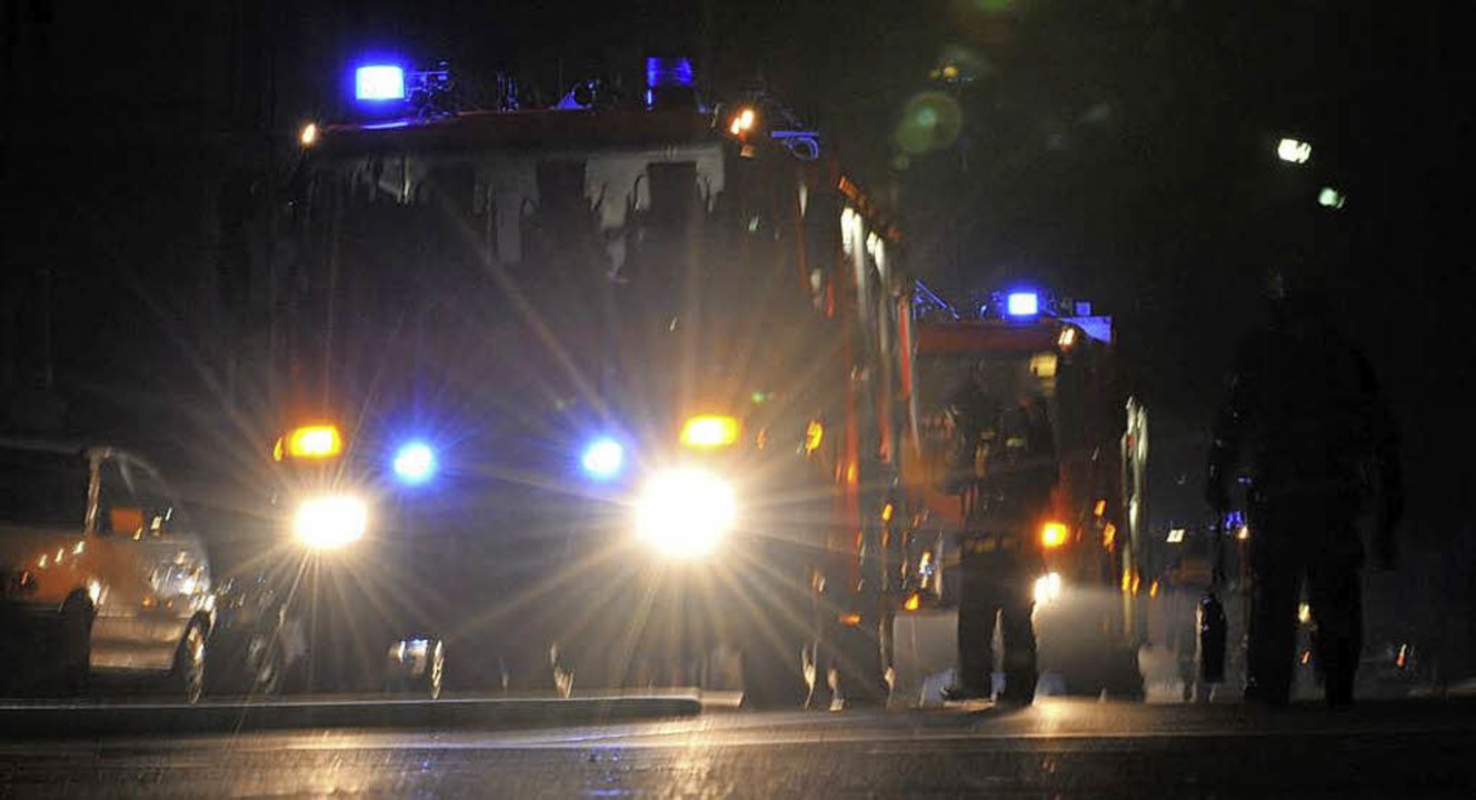 Auch nachts schaltet die Feuerwehr in ...der Sondersignale ist genau geregelt.   | Foto: Patrick Seeger