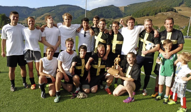 Das Team aus dem Zipfel (in Schwarz) s...der Mario Maier (Zweiter von rechts).   | Foto: Franz Kaiser