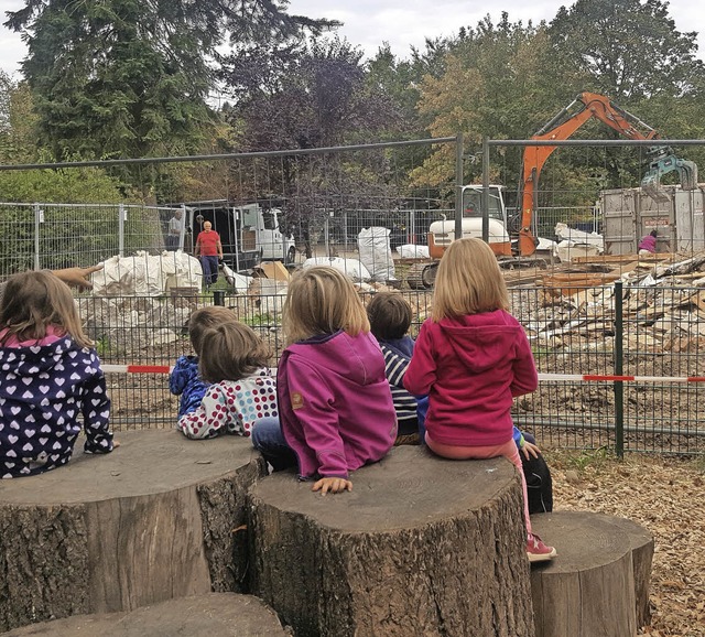 Der Abriss der Villa im Zuge der  Campusarbeiten interessierte die Kita-Kinder.   | Foto: Privat