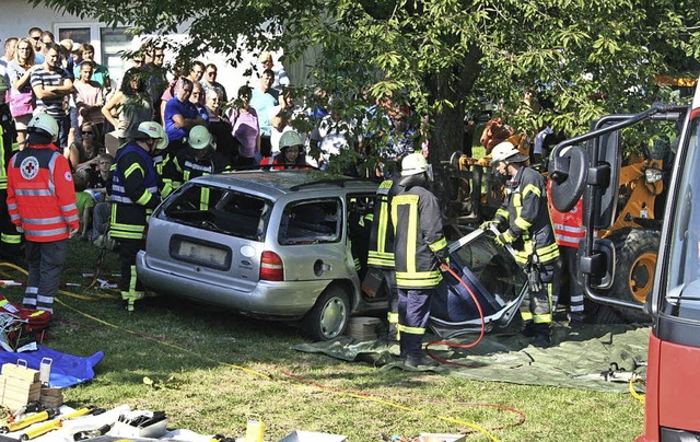 Wie Personen aus einem Autowrack geborgen  werden, bte die Ihringer Feuerwehr.   | Foto: Elisabeth Jakob-Klblin