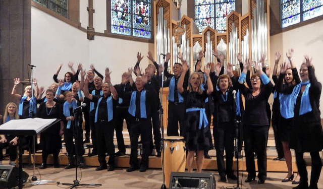 Die &#8222;Goodnews Gospelsingers&#822...hrer dankten ihnen mit viel Applaus.   | Foto: Katharina Ma